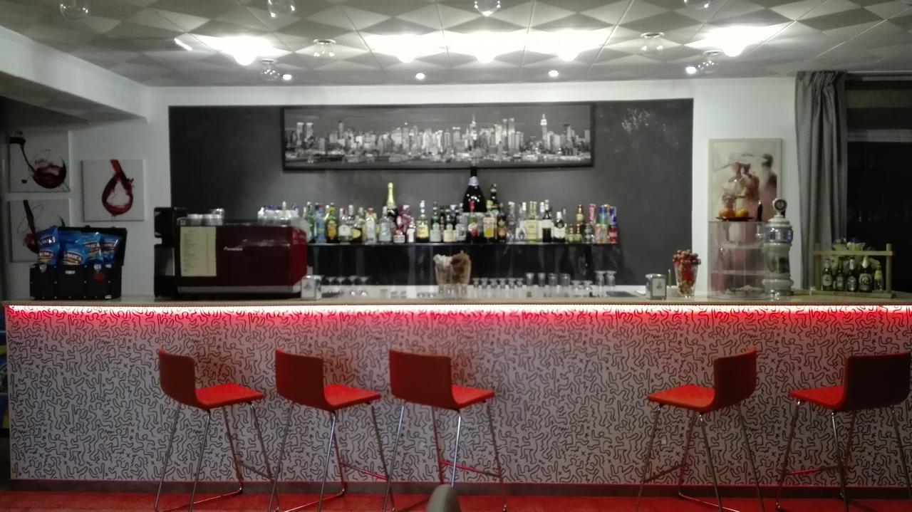 Hotel Etna - Nuova Gestione Romagnola All-Inclusive Spiaggia Parcheggio ريتشوني المظهر الخارجي الصورة