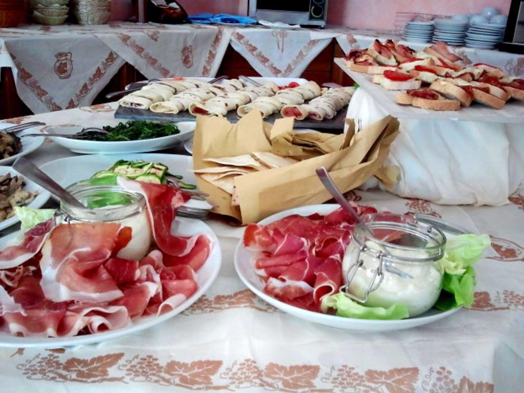 Hotel Etna - Nuova Gestione Romagnola All-Inclusive Spiaggia Parcheggio ريتشوني المظهر الخارجي الصورة