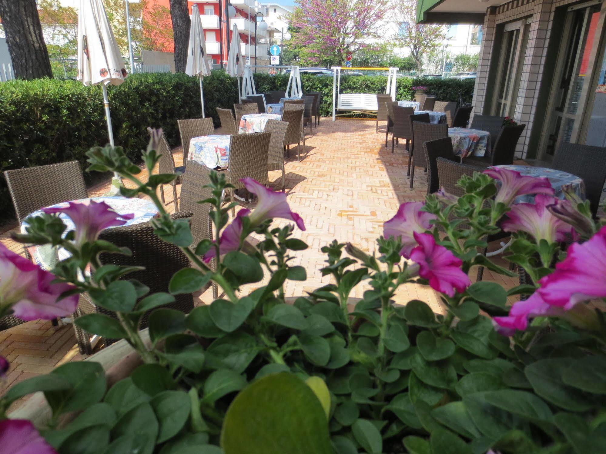 Hotel Etna - Nuova Gestione Romagnola All-Inclusive Spiaggia Parcheggio ريتشوني المظهر الخارجي الصورة