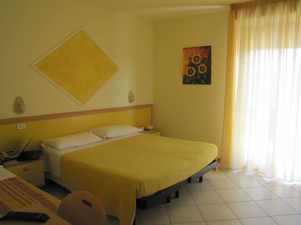 Hotel Etna - Nuova Gestione Romagnola All-Inclusive Spiaggia Parcheggio ريتشوني المظهر الخارجي الصورة